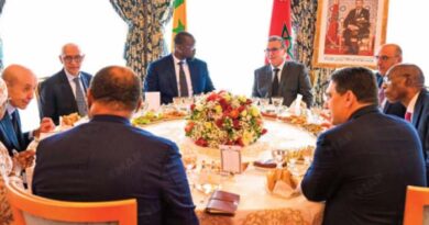 SM le Roi organise un déjeuner pour le Premier ministre sénégalais.