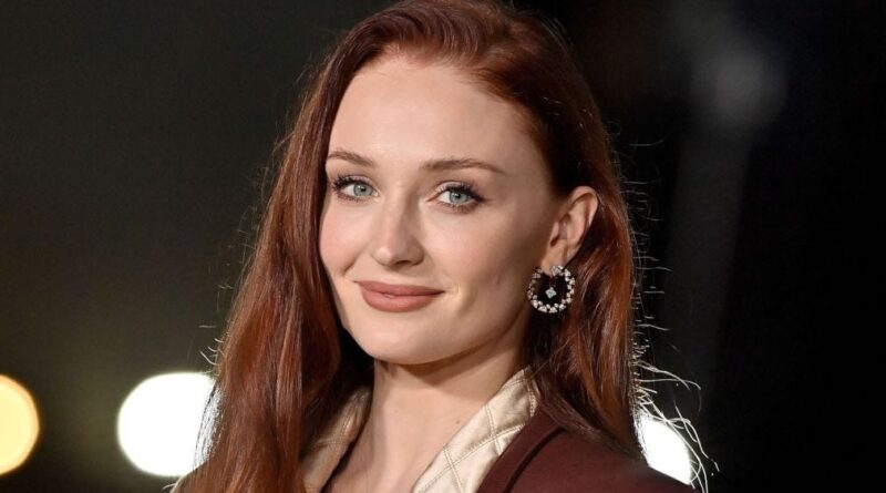Sophie Turner espère trouver « la paix à la trentaine » après une vingtaine « relativement difficile »