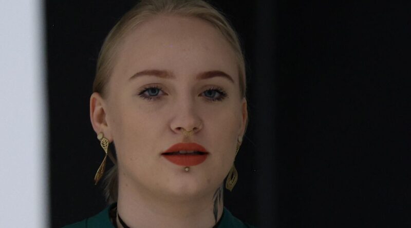 SOS Racisme porte plainte contre Mila pour des saluts nazis.