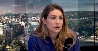 Stéphanie Quintao de Democrats Abroad Belgium dénonce l'aide de Donald Trump.