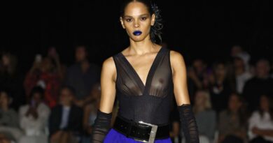 Tendances beauté 2026 : lèvres pop, bonbons et gothique glam.