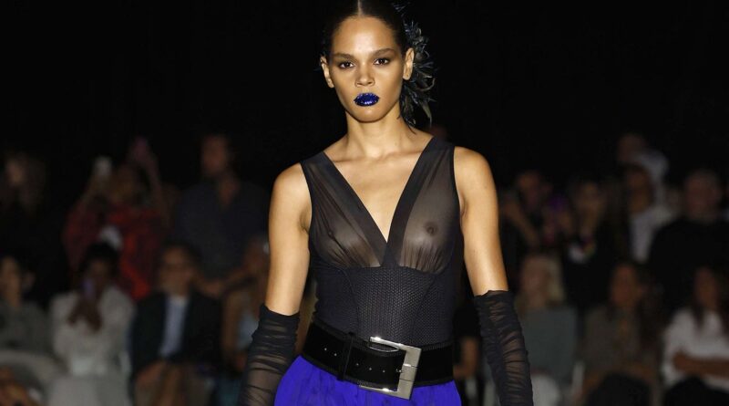 Tendances beauté 2026 : lèvres pop, bonbons et gothique glam.