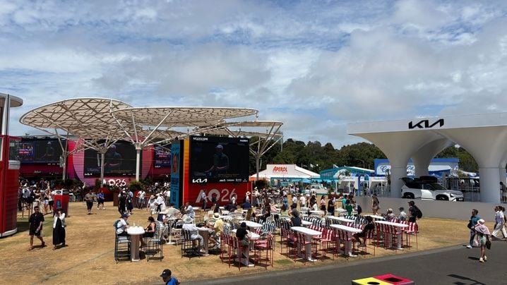 Dehors, l'ambiance est digne d'un festival.