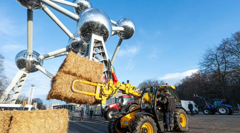 Trois cents tracteurs bloquent l'Atomium contre l'accord Mercosur.