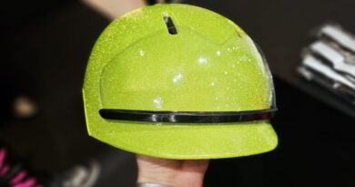 Un casque vélo réfléchissant avec visiÃ¨re magnétique : une bonne idée.