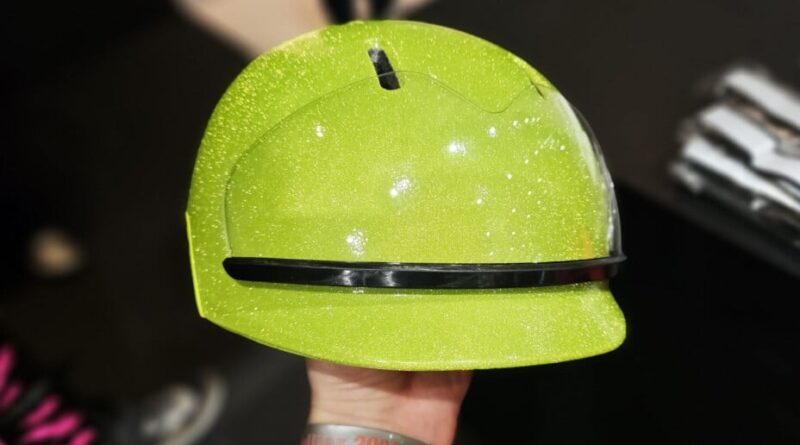 Un casque vélo réfléchissant avec visiÃ¨re magnétique : une bonne idée.