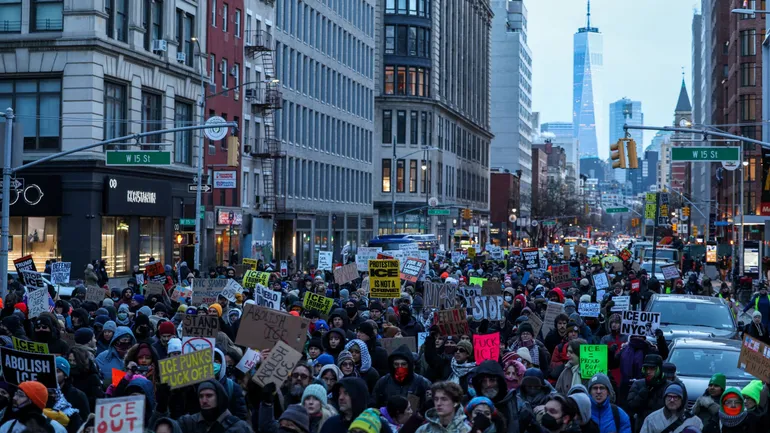 Des manifestants se rassemblent contre l'Immigration and Customs Enforcement (ICE) à New York le 24 janvier 2026, après la mort par balle d'un homme par des agents fédéraux de l'immigration plus tôt dans la journée à Minneapolis, dans le Minnesota.