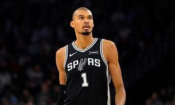 Victor Wembanyama ne peut pas croire les tirs mortels à Minneapolis