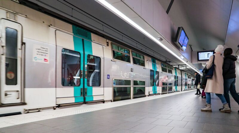 Yvelines : Passager du RER A attaqué au couteau, suspect en fuite