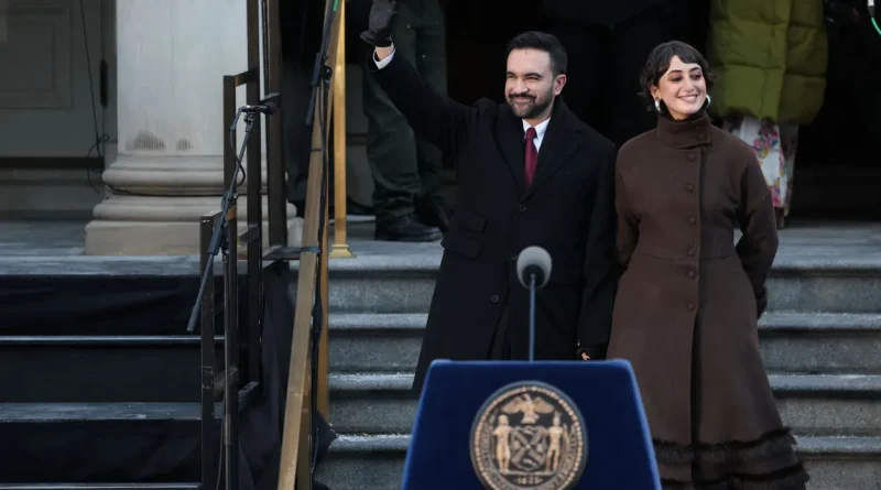 Zohran Mamdani devient maire de New York avec Bernie Sanders.