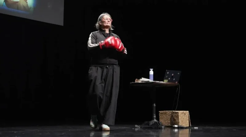 "30 ans de recherches sur les insultes : un spectacle engagé"