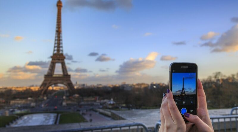 48,6 millions d’internautes en 2025 : 3 h par jour en ligne.