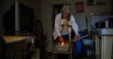 À Cuba, la crise énergétique incite à trier les poubelles pour se nourrir.