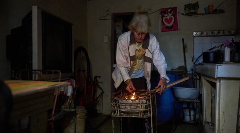 À Cuba, la crise énergétique incite à trier les poubelles pour se nourrir.