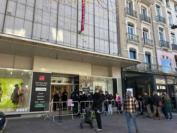 Une file d'attente devant le BHV de Grenoble mercredi après-midi pour l'ouverture de Shein. 