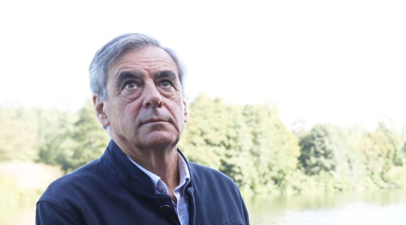 Affaire des emplois fictifs : François Fillon renonce à son pourvoi.