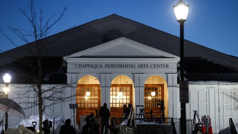 Les médias se rassemblent devant le Chappaqua Performing Arts Center à Chappaqua, dans l’État de New York, tôt le matin du 27 février 2026, avant la déposition de Bill Clinton.