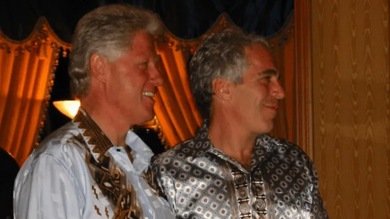 Bill Clinton et Jeffrey Epstein sont visibles sur l’une des images publiées par le département d’État américain.