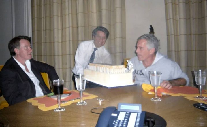 Le ministère de la Justice a publié des dossiers liés au délinquant sexuel condamné Jeffrey Epstein. Peter Mandelson, à gauche, et Jeffrey Epstein, à droite, fêtent leur anniversaire, à une date inconnue.