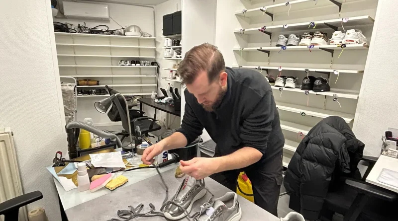 Alexandre lance un carwash : nettoyage de baskets à 25-120 euros.