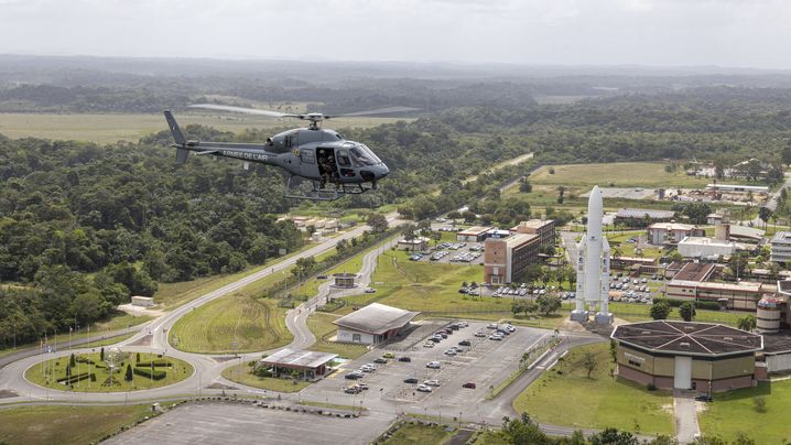 Hélicoptère Fennec durant le tir inaugural d'Ariane 6 à Kourou.