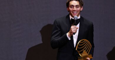 Athlétisme : Armand Duplantis dévoile son single, ABBA préoccupé.