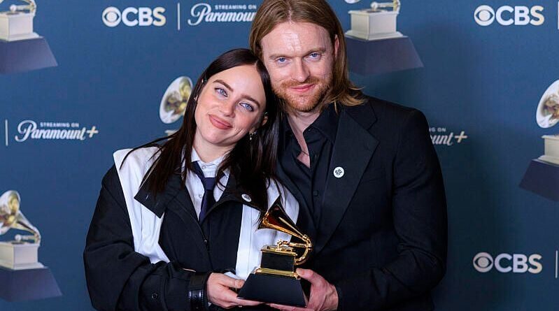 Billie Eilish et Mark Ruffalo soutiennent son discours aux Grammy Awards.