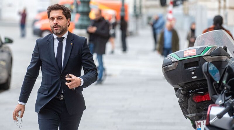 Bouchez propose un "conclave" pour relancer les négociations, socialistes "prennent acte".