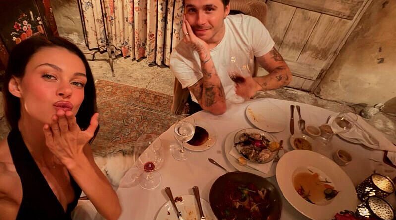 Brooklyn Beckham ne honore plus ses tatouages familiaux.