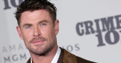 Chris Hemsworth a « enlacé la cuvette des toilettes » pendant « douze heures » après « Hot Ones »