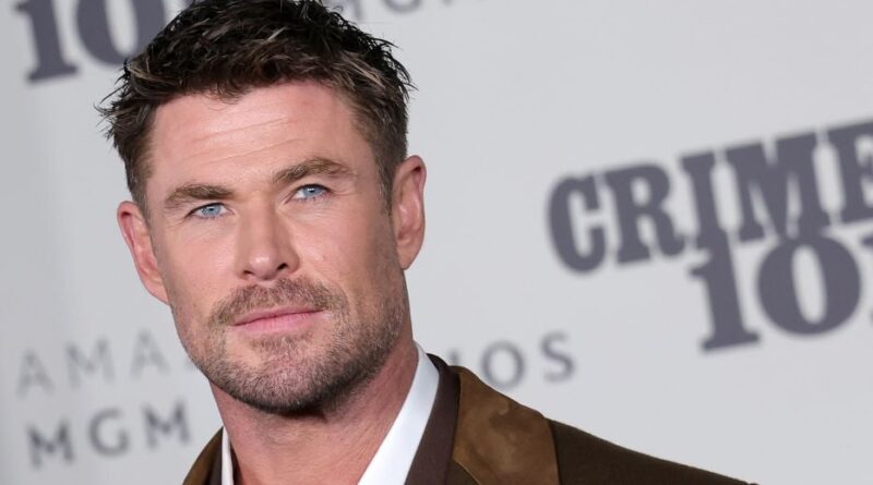 Chris Hemsworth a « enlacé la cuvette des toilettes » pendant « douze heures » après « Hot Ones »