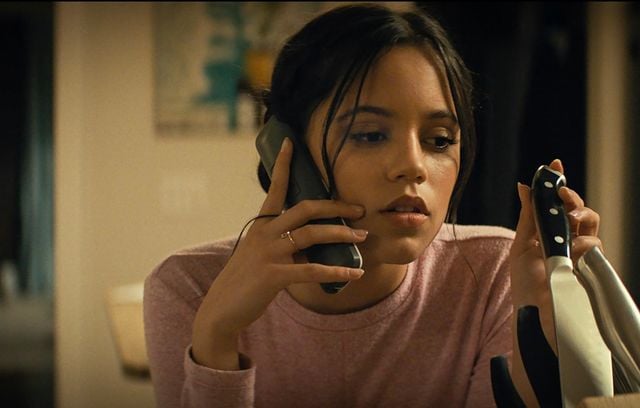 Wes Craven n’est plus là et cela se ressent. Ce volet poussif, malgré la présence de Jenna Ortega, cède trop au fan service. On sent que les réalisateurs sont paralysés par le poids d’une saga trop lourde pour eux. Matt Bettinelli-Olpin et Tyler Gillett se rattraperont un peu pour le film suivant.
