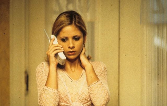 Un an après le triomphe de Scream, Wes Craven revient avec Neve Campbell, David Arquette et Courteney Cox. Un nouveau tueur se cache sous le masque de Ghostface. L'effet de surprise a quelque peu disparu, mais le succès est au rendez-vous et un twist final fort drôle conclut le film.