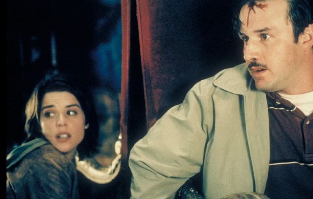 Wes Craven se lâche pour « Scream 3 », le volet le plus violent de la saga. Il critique Hollywood et saisit l'occasion d'évoquer les violences sexuelles que peuvent subir les actrices. Cela confère au film une connotation résolument moderne, ce qui rend indulgent envers un scénario désordonné.