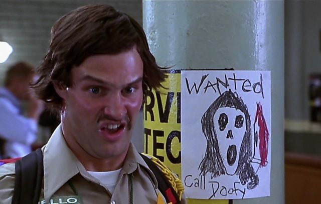 Avant de trouver son titre, Scream s’est appelé Scary Movie. C’est donc ainsi que se nomme la parodie officielle de la saga créée par les frères Wayans en 2000. Ces derniers se moquent des films d’horreur en général, et de « Scream » et « Souviens-toi l’été dernier » en particulier, et marquent cinq épisodes plus ou moins réussis au compteur. Un sixième opus est prévu pour cet été.