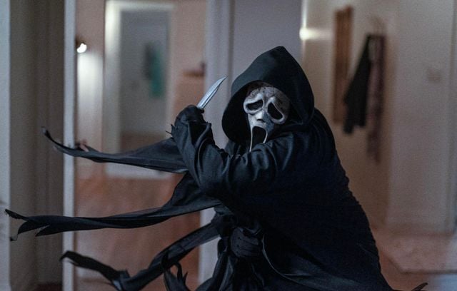 « Quel est ton film d’horreur préféré ? » Si vous répondez « Scream », vous avez raison. Avec 900 millions de dollars de recettes mondiales et pas moins de 8,6 millions d’entrées en France, la série de films a atteint des sommets. En jouant sur les codes du cinéma d’horreur, le scénariste Kevin Williamson et le réalisateur Wes Craven ont misé sur le bon tueur en 1996. Ghostface, vêtu d'un long manteau noir et portant un masque blanc grimaçant, est devenu une icône de la culture populaire. Trente ans et sept films plus tard, il est toujours présent, avec un septième opus qui sort en salles le 25 février. On a classé ses aventures de la meilleure à la moins réussie.