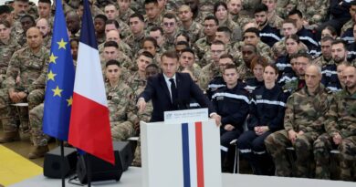 Comparaison des moyens et effectifs de l'armée française mondialement.