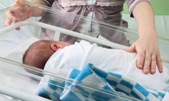 Congé parental et allocation prolongée jusqu'à 20 ans : mesures choc contre la dénatalité