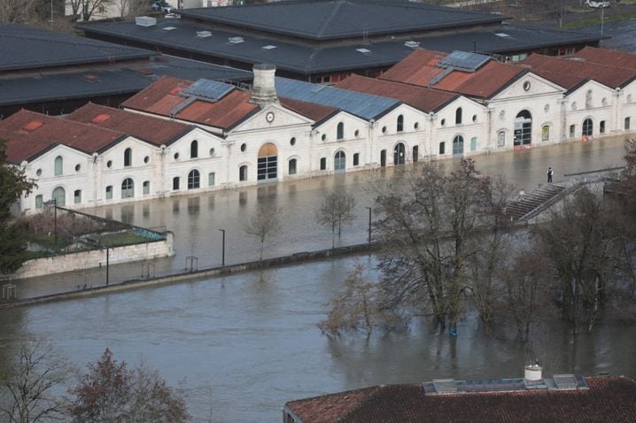 Vue panoramique des eaux de crue entourant le complexe d'images et le centre de bandes dessinées de Chais Magelis alors que la Charente déborde de ses rives à Angoulême, en France.