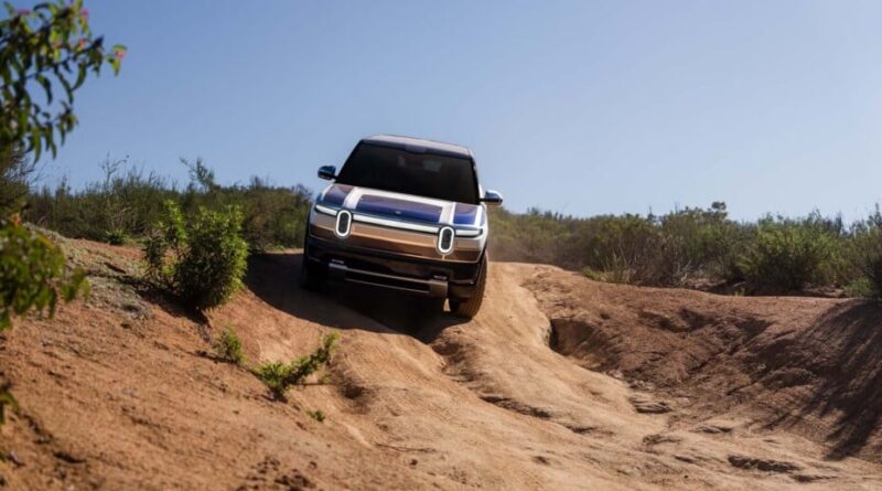 Des journalistes testent le Rivian R2 contre le Tesla Model Y.