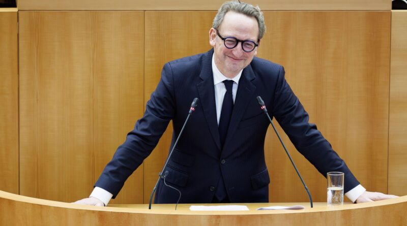 Dilliès se moque de ses lacunes en néerlandais et défend le multilinguisme.