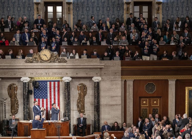 Les membres de l'équipe olympique masculine américaine de hockey (en haut) sont salués par le président américain Donald Trump, lors de son discours sur l'état de l'Union à la Chambre des représentants du Capitole à Washington, DC, le 24 février 2026.