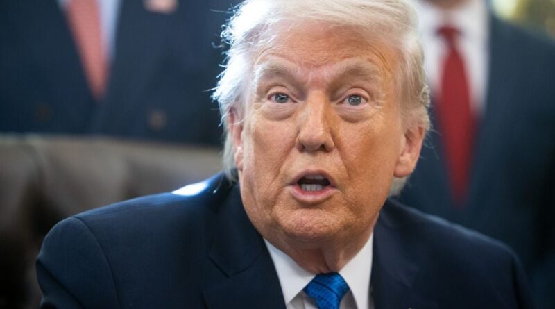 Donald Trump envisage des poursuites contre Trevor Noah pour sa blague sur « l'île Epstein » aux Grammy Awards.