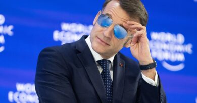 Emmanuel Macron réagit à sa tendance qu'il trouve « sympa ».