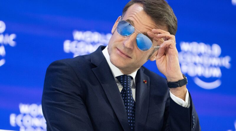 Emmanuel Macron réagit à sa tendance qu'il trouve « sympa ».