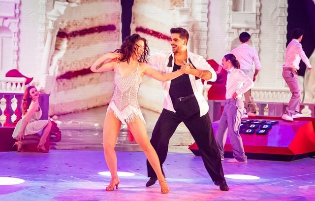 Lucie Bernardoni, chanteuse et coach vocale, en duo avec le danseur Christophe Licata.