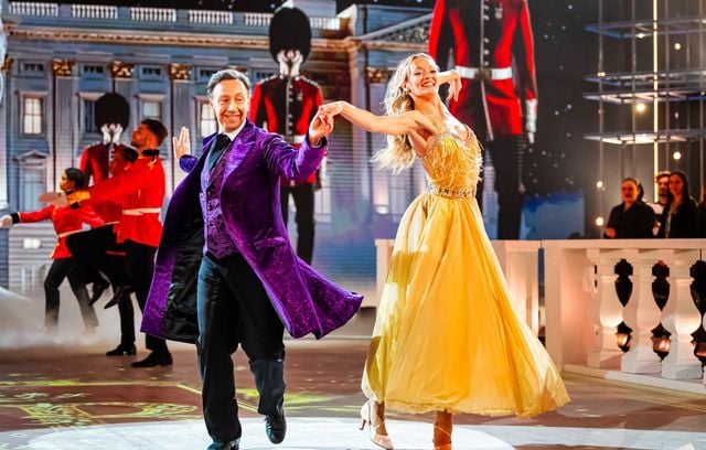 L’animateur Stéphane Bern en compagnie de la danseuse Calisson Goasdoué.