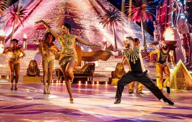 Angélique Angarni-Filopon, élue Miss France 2025, en duo avec le danseur Yann-Alrick Mortreuil.