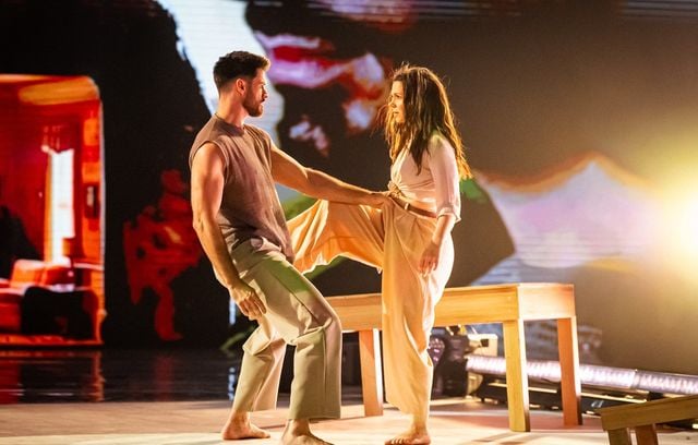 Le danseur Jordan Mouillerac avec la youtubeuse et animatrice Juju Fitcats.