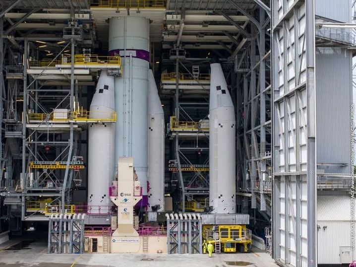 Installation des quatre boosters sur l'étage principal d'Ariane 6 à Kourou, qui s'élancera le 12 février.